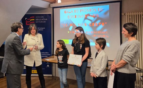 Equipo formado por Lucía Aymat Lema, Alessandro Darbellay Pérez, Eden García Gabioud, Esteban Michel Antonio Riesco, Ellie Owen Gómez y su profesora