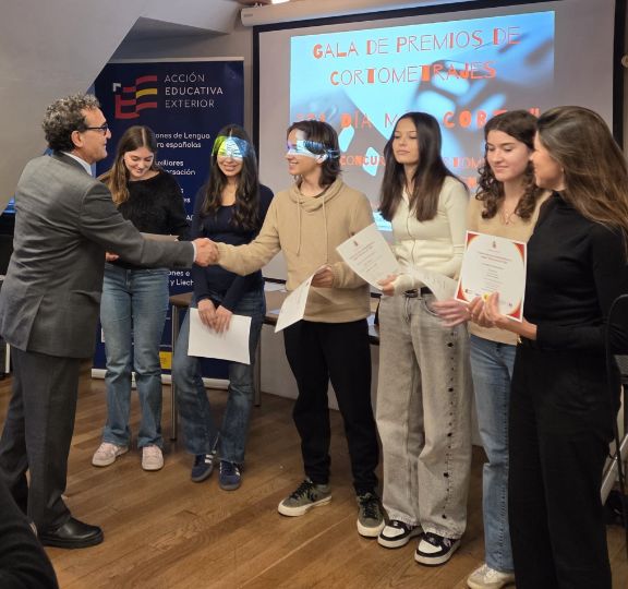 El segundo premio recayó en École MOSER de Ginebra, formado por Audrey Michaud, Melvyn Vazquez, Beatrice Bassan, Anna Panizza y Sofia Addeo y su profe