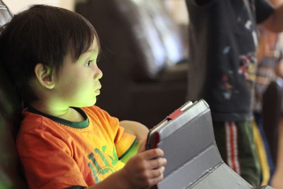 niño pequeño con una tablet