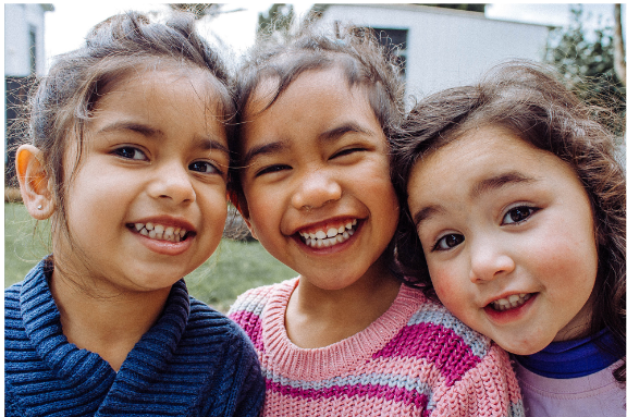 tres niñas sonriendo