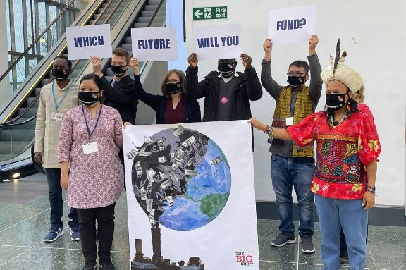 Foto de manifestantes con pancartas