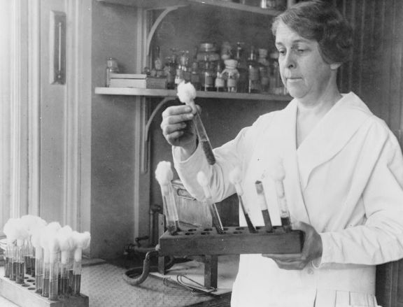 Foto antigua de científica con tubos de ensayo 