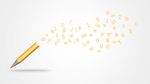 lapicero sobre fondo blanco y letras volando