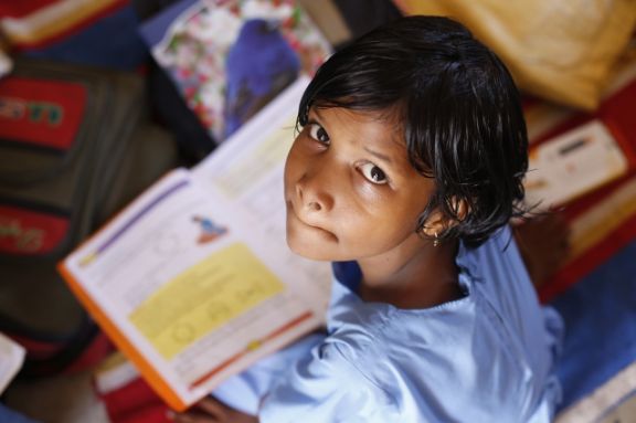 niña con libro