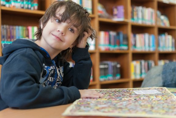 Foto de niño en biblioteca