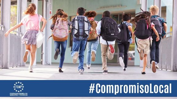 Niños corriendo con mochila