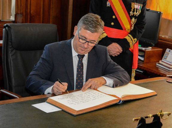Imposicion de la Corbata de la Orden Civil de Alfonso X el Sabio a la bandera de la Escuela Naval Militar de Marín - Fotografía 2