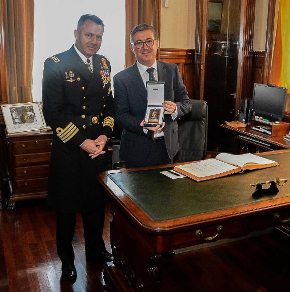 Imposicion de la Corbata de la Orden Civil de Alfonso X el Sabio a la bandera de la Escuela Naval Militar de Marín - Fotografía 3