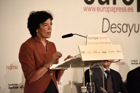 Isabel Celaá durante su intervención en el desayuno informativo organizado por Europa Press