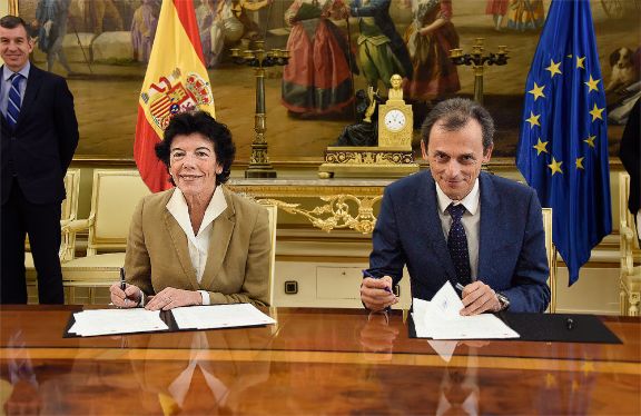 La ministra de Educación y Formación Profesional, Isabel Celaá, y el ministro de Ciencia, Innovación y Universidades, Pedro Duque,durante la firma