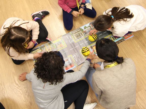 Un grupo de estudiantes trabaja con robots programables.