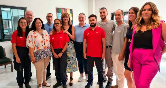 La ministra Pilar Alegría con los alumnos de Formación Profesional de la empresa Tubesan