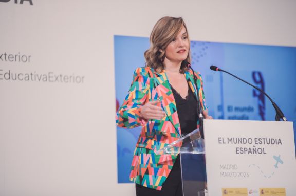 Pilar Alegría en la presentación de 'El mundo estudia español'