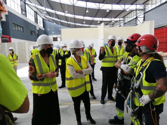 Isabel Celaá y Clara Sanz durante la visita al centro de la fundación laboral