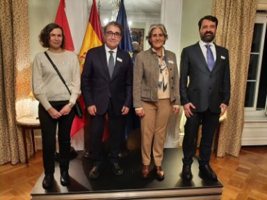 Ayer 13 de febrero nuestra Embajadora, Dª Celsa Nuño, recibió en su Residencia a los equipos de las diferentes misiones, oficinas y consulados de Espa