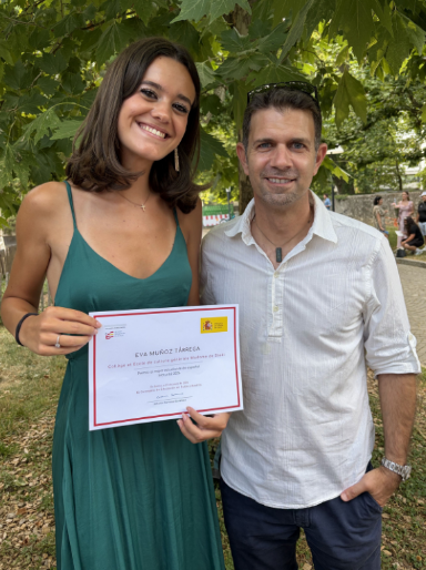 Eva Muñoz Tárrega, del Collège Madame de Staël de Ginebra, acompañada de su profesor de español, Alexandre Marin