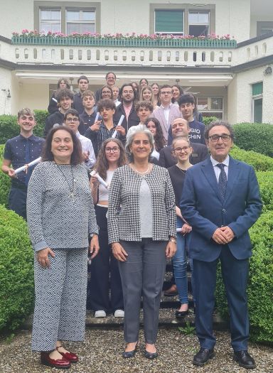 Entrega de diplomas a alumnos ALCE en la Embajada