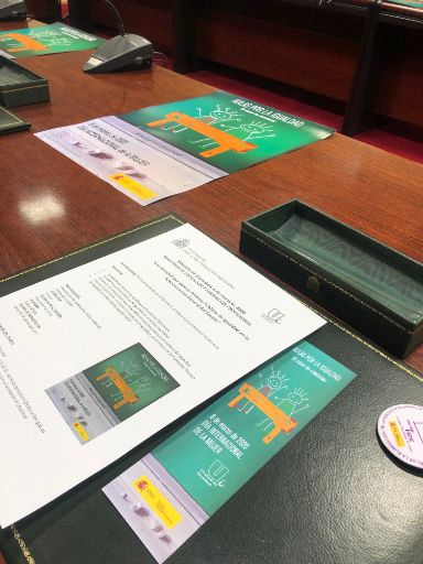 Mesa del curso el día de las jornadas con documentos