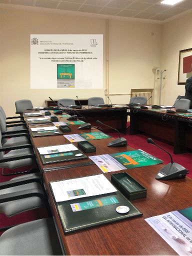 Mesa del curso el día de las jornadas con documentos