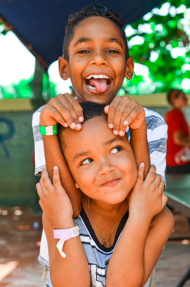 dos niños posando