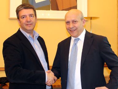 Ministro y Secretario general de Enseñanza de CCOO dándose la mano