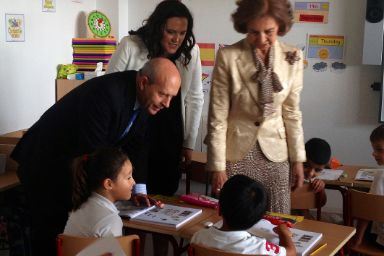 El ministro Wert y la Reina Doña Sofía departen con los alumnos.