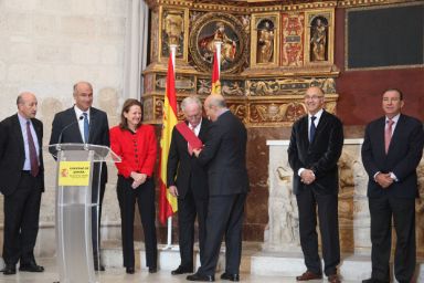 En la foto, el ministro Wert en el momento de la entrega del galardón.
