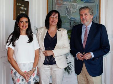 Ministro y Representantes del Gobierno de Canarias en la sede del ministerio