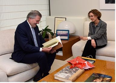 Al comenzar la reunión, la consejera catalana le ha regalado al ministro un libro de Ramón Llull