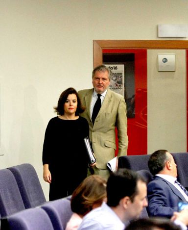 La vicepresidenta Soraya Sáenz de Santamaría y el ministro Íñigo Méndez de Vigo se disponen a dar la Conferencia de Prensa del Consejo de Ministros.