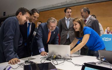 Méndez de Vigo en el estand de Skype durante su visita a SIMO Educación 2016