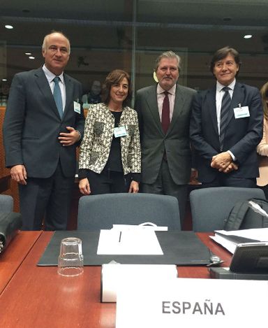 Méndez de Vigo y Cristina Uriarte, consejera vasca de Educación. Fernando Benzo, secretario de Cultura y José Ramón Lete, presidente del CSD
