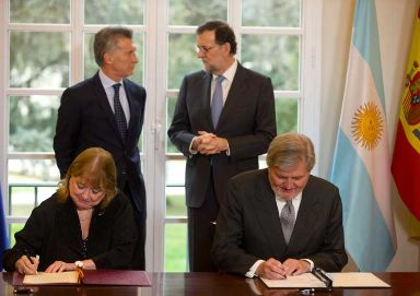 En la imagen la ministra argentina de Relaciones Exteriores, Susana Malcorra, junto al ministro Méndez de Vigo en la firma del Convenio
