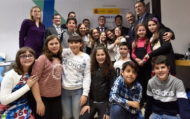 Marín junto a los alumnos de quinto de primaria del colegio Miguel de Cervantes de Leganés, Madrid, en la inauguración del Aula del Futuro