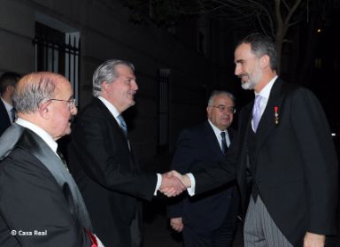 Su Majestad el Rey fue recibido por el ministro de Educación, Cultura y Deporte, Íñigo Méndez de Vigo