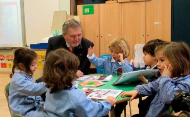 Méndez de Vigo con los escolares en Roma