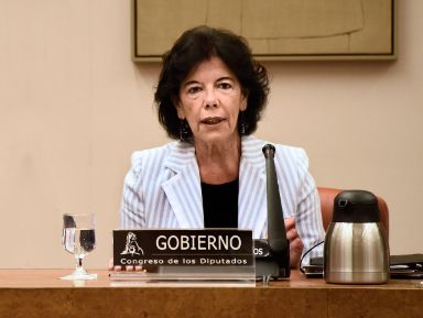 La ministra Isabel Celaá durante su comparecencia en la Comisión de Educación del Congreso de los Diputados