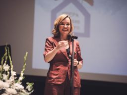 Imagen del artículo Pilar Alegría ensalza la labor de los centros de adultos como motor de convivencia y creación de vínculos