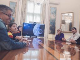 Imagen del artículo Pilar Alegría recibe al CEIP San Ignacio del Viar de Alcalá del Río (Sevilla), cuyos alumnos y profesores han creado la primera Constitución Escolar Lunar