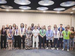 Pilar Alegría felicita a la selección femenina de baloncesto por su plata en el Eurobasket