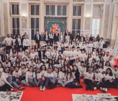 Posado grupal de todos los participantes en la feria