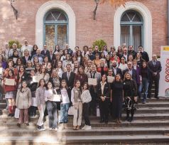 Grupo de premiados en las escaleras del Palacio Zurbano
