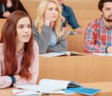 Jóvenes en la universidad
