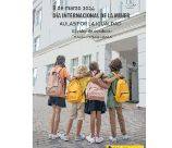 cartel del 8 de marzo 2024 niños  y niñas en la puerta del colegio