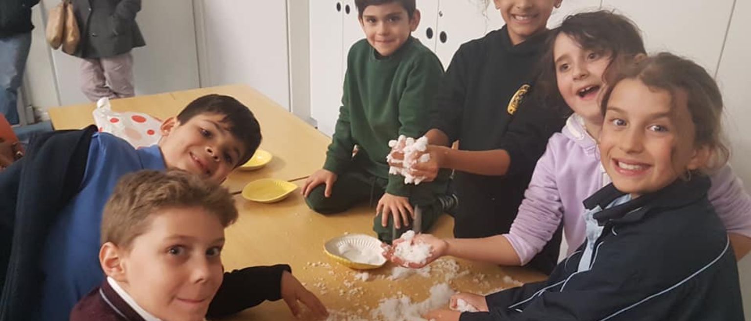 Alumnos experimentando con nieve artificial: el tiempo y los cambios atmosféricos