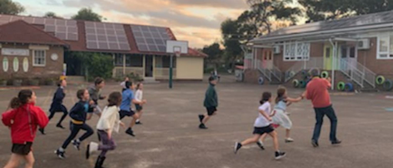 Alumnos jugando a juegos tradicionales españoles