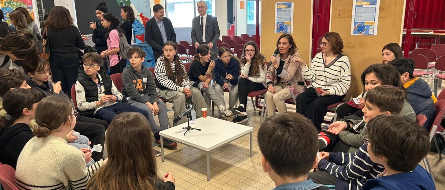 La Sra. Consejera de Educación, Dña Clara Sanz, paticipó con nuestros alumnos en el "Día de Europa".