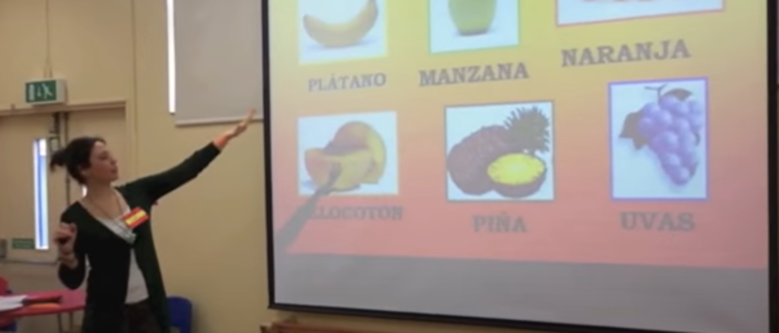 Auxiliar proyecta en la pizarra