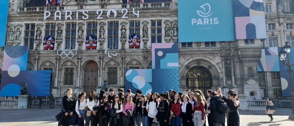 Foto de grupo delante del ayuntamiento de París