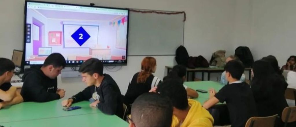 Studenti che giocano a kahoot in classe